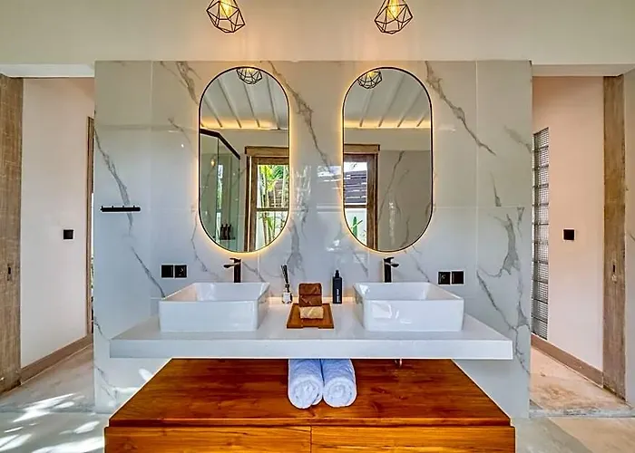 Beautiful Yang Tao In The Heart Of Seminyak With Private Staff